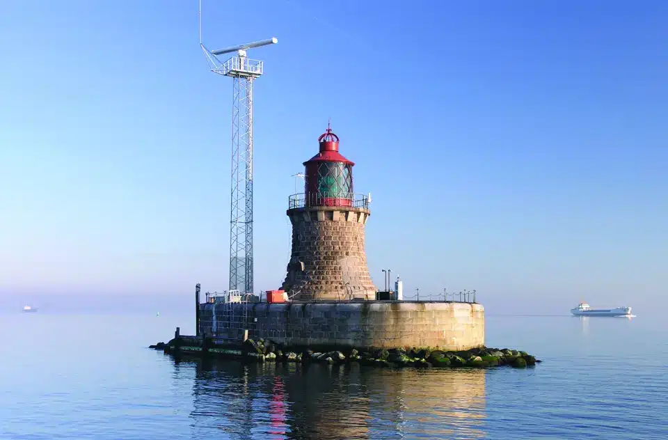 Inland waterways are being monitored with cameras and other surveillance equipment suited for visual monitoring. But in poor weather - rain, fog, or darkness - the visual equipment is of no use and radar surveillance is the only proper form of surveillance.