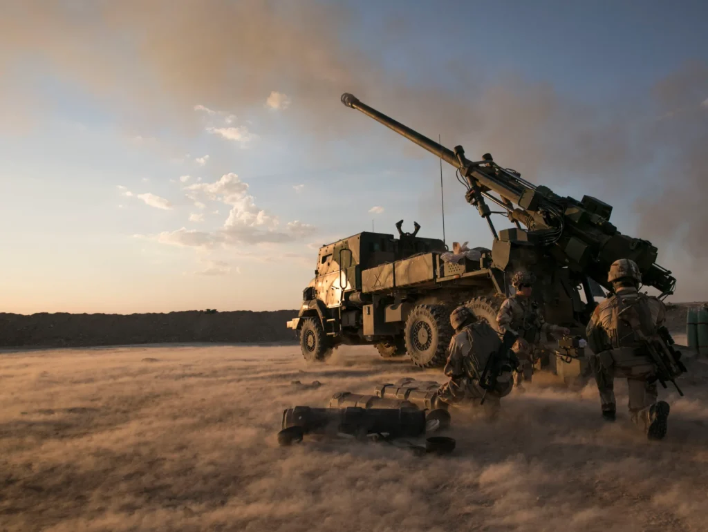 The French CAESAR howitzer with three soldiers